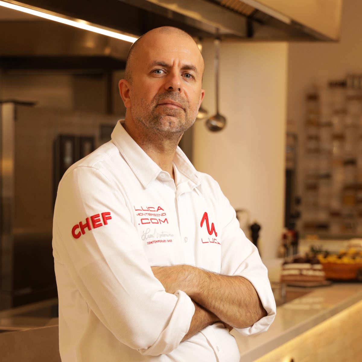 Luca Montersino, chef e pasticcere, nella sua cucina